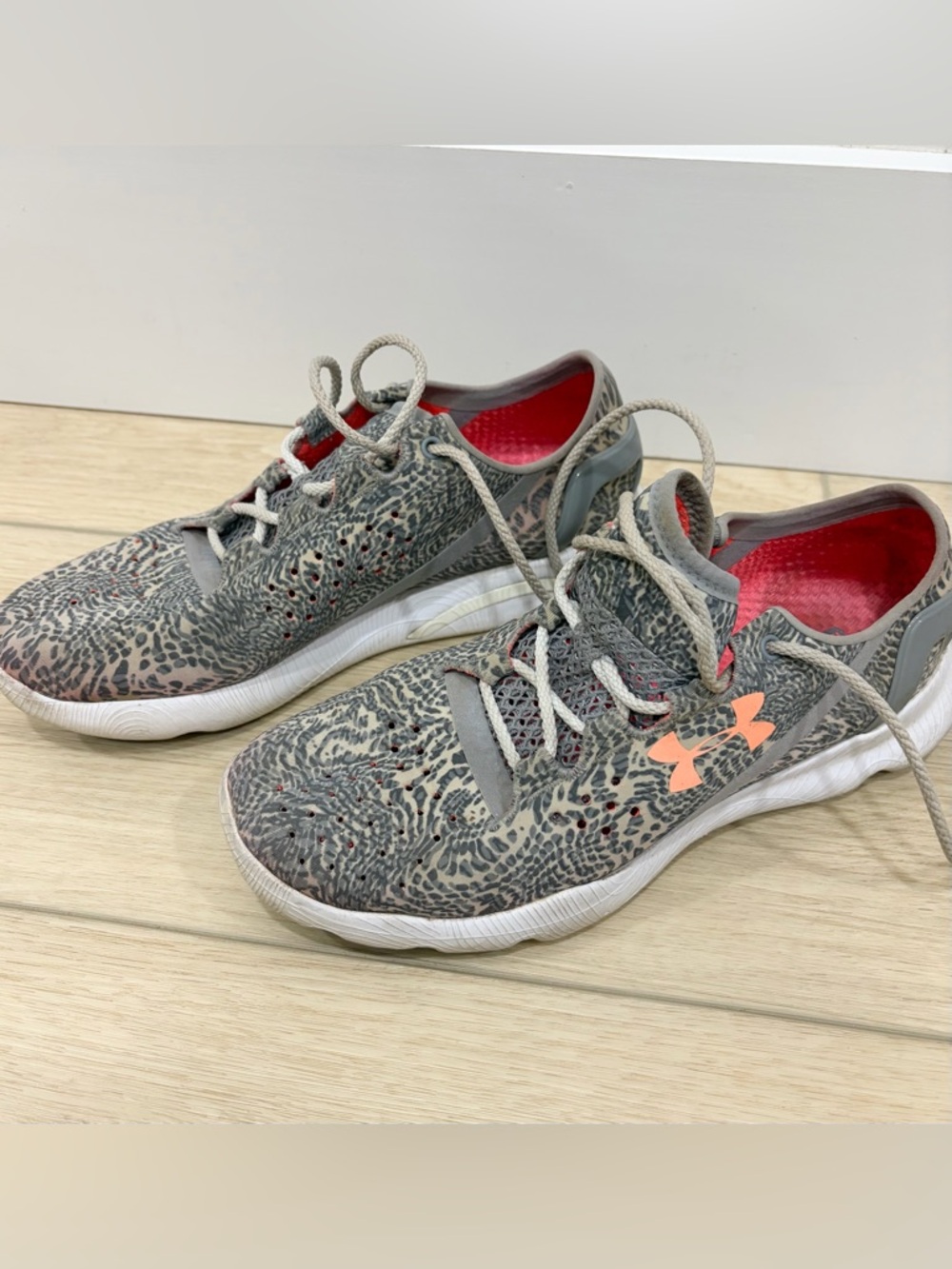 Under Armour Women's Gray Coral Animal Print Running Sneaker Lace Up Low Top - Picture 3 of 6